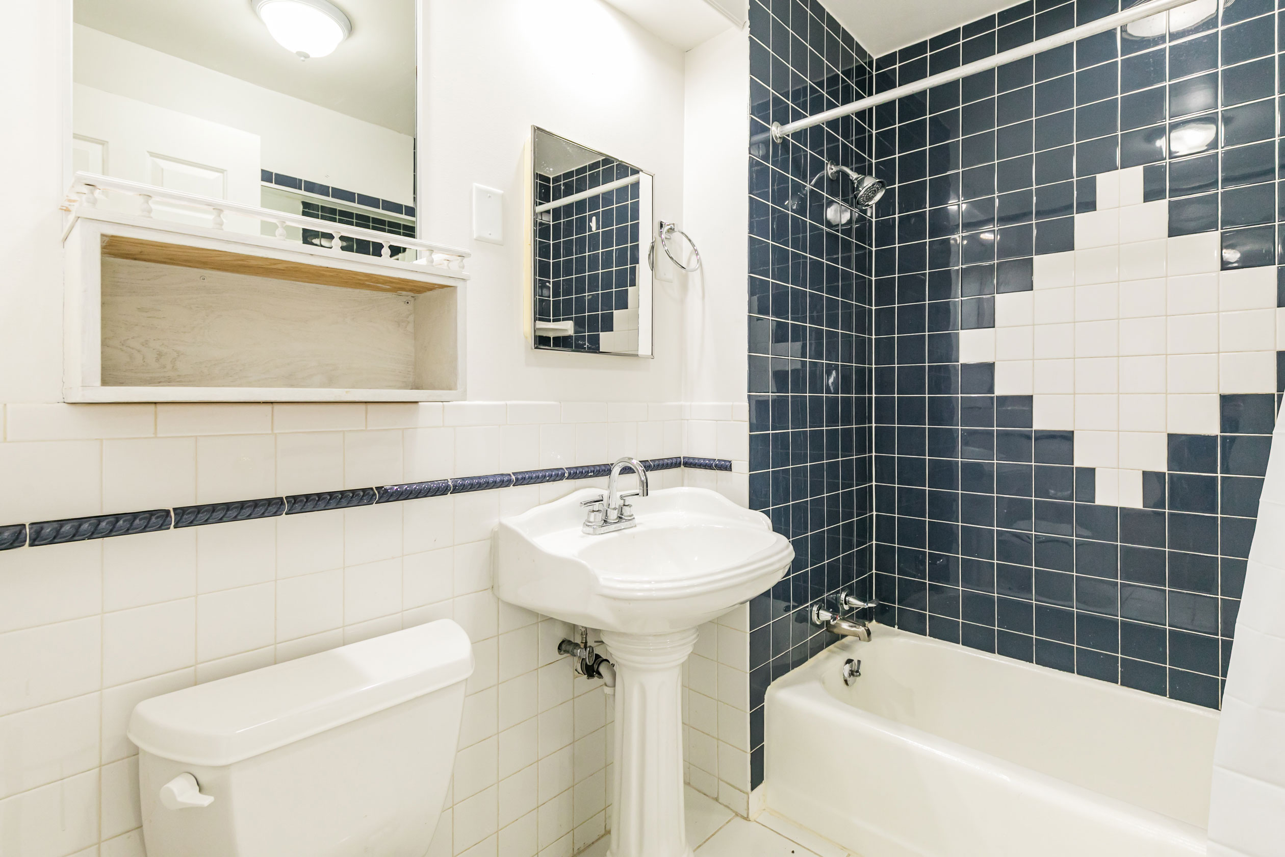 1108 Madison Street, Apt. 1W, Syracuse, NY 13210 - Optimized - Bathroom