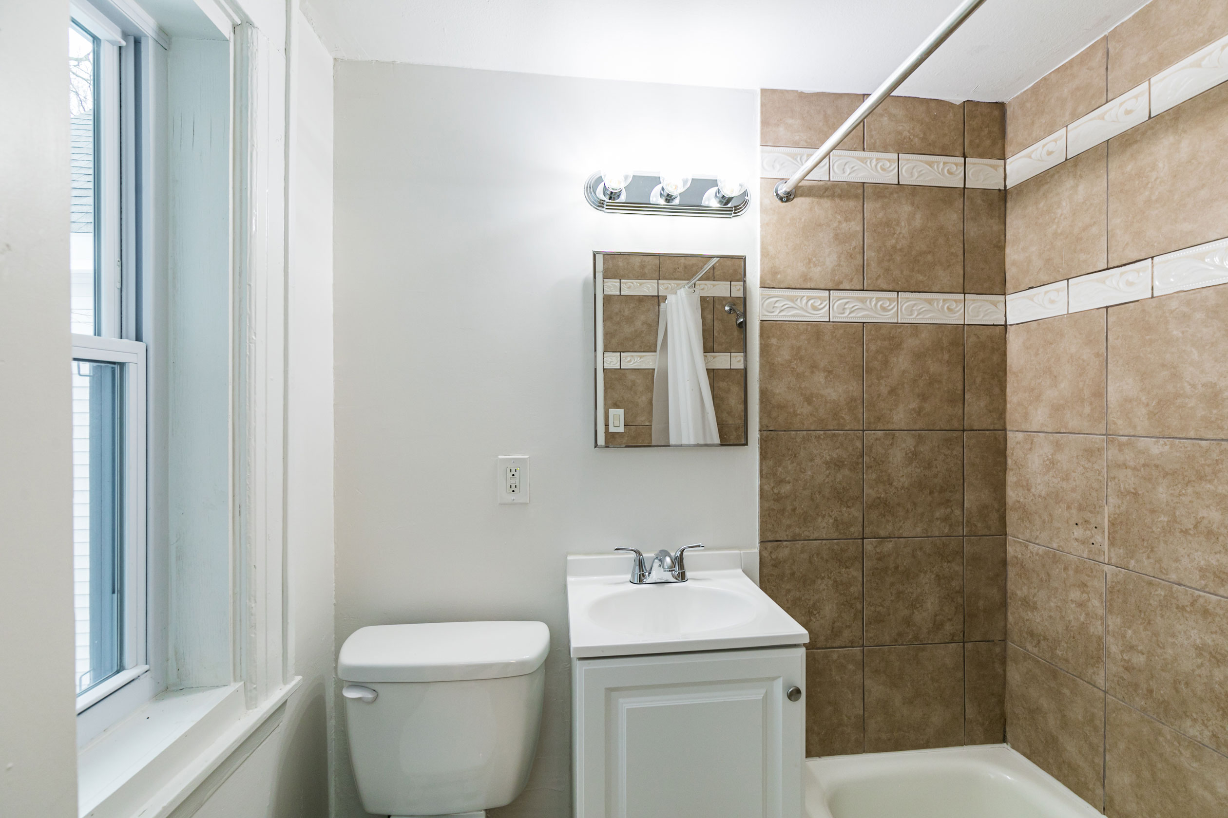 1207 Madison Street, Apt. 2E, Syracuse, NY 13210 - Optimized - Bathroom