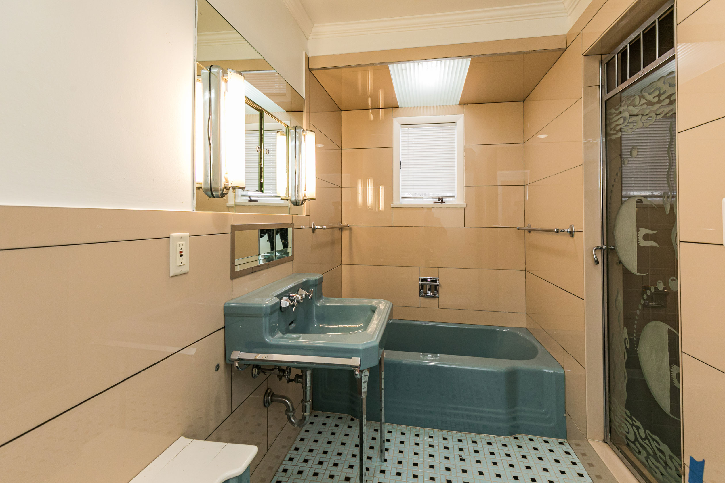 605 Crawford Avenue, Syracuse, NY 13224 - Optimized - Bathroom